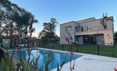 Casa 5 ambientes con piscina en venta apta credito- La Candida