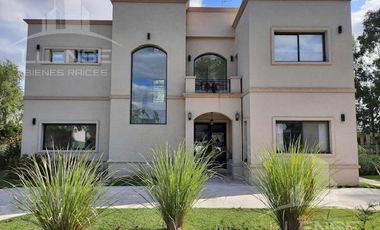 Casa 5 ambientes con piscina en venta apta credito- La Candida