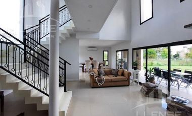 Casa 5 ambientes con piscina en venta apta credito- La Candida