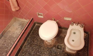 VENTA casa a REFACCIONAR. ideal 2 familias