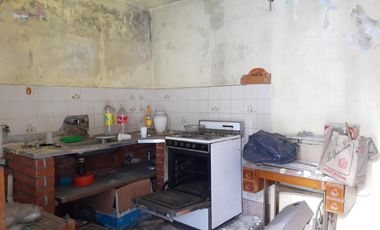 VENTA casa a REFACCIONAR. ideal 2 familias