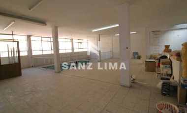 Centro Mercado: Amplio local en zona con alto flujo peatonal.