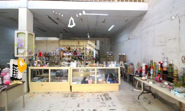 Centro Mercado: Amplio local en zona con alto flujo peatonal.