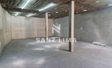 Centro Mercado: Amplio local en zona con alto flujo peatonal.