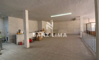 Centro Mercado: Amplio local en zona con alto flujo peatonal.