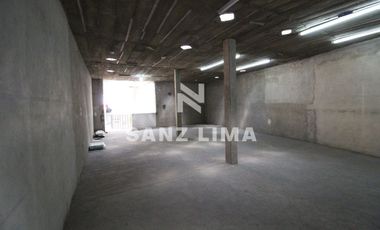 Centro Mercado: Amplio local en zona con alto flujo peatonal.