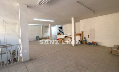 Centro Mercado: Amplio local en zona con alto flujo peatonal.
