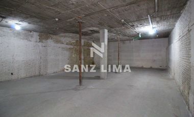 Centro Mercado: Amplio local en zona con alto flujo peatonal.