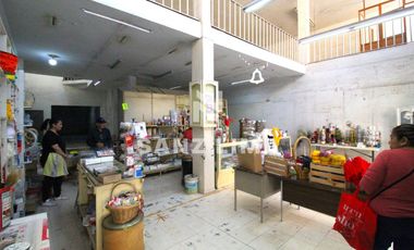 Centro Mercado: Amplio local en zona con alto flujo peatonal.