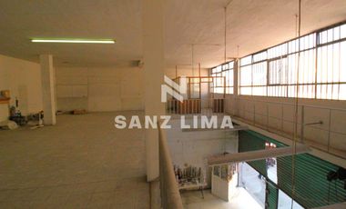 Centro Mercado: Amplio local en zona con alto flujo peatonal.
