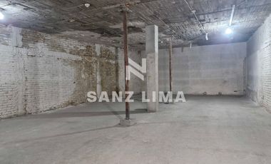 Centro Mercado: Amplio local en zona con alto flujo peatonal.