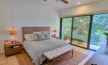 En venta casa con vista al campo de golf en el Yucatan Country Club.