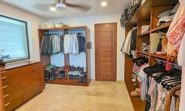 En venta casa con vista al campo de golf en el Yucatan Country Club.