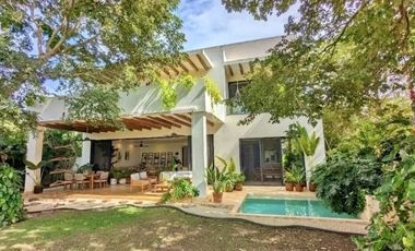 En venta casa con vista al campo de golf en el Yucatan Country Club.