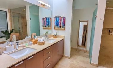 En venta casa con vista al campo de golf en el Yucatan Country Club.