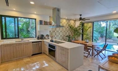 En venta casa con vista al campo de golf en el Yucatan Country Club.