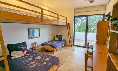 En venta casa con vista al campo de golf en el Yucatan Country Club.