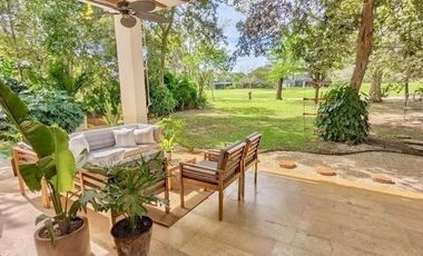 En venta casa con vista al campo de golf en el Yucatan Country Club.