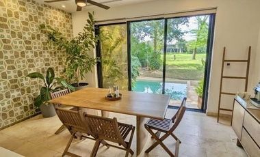 En venta casa con vista al campo de golf en el Yucatan Country Club.