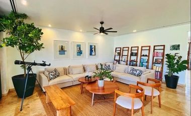 En venta casa con vista al campo de golf en el Yucatan Country Club.