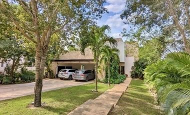 En venta casa con vista al campo de golf en el Yucatan Country Club.