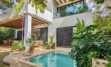 En venta casa con vista al campo de golf en el Yucatan Country Club.