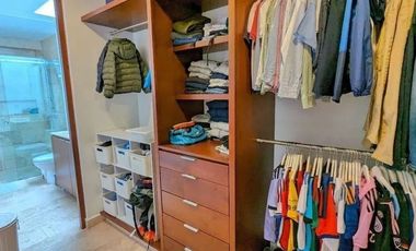 En venta casa con vista al campo de golf en el Yucatan Country Club.