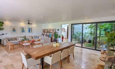 En venta casa con vista al campo de golf en el Yucatan Country Club.