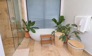 En venta casa con vista al campo de golf en el Yucatan Country Club.