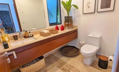 En venta casa con vista al campo de golf en el Yucatan Country Club.