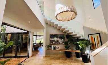 En venta casa con vista al campo de golf en el Yucatan Country Club.