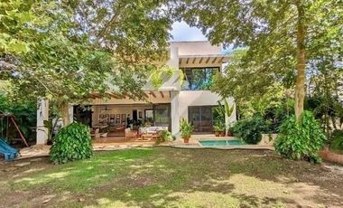 En venta casa con vista al campo de golf en el Yucatan Country Club.