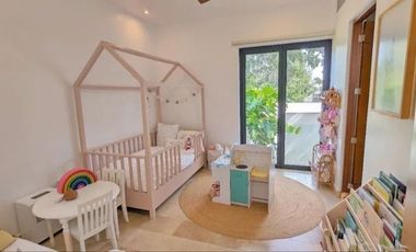 En venta casa con vista al campo de golf en el Yucatan Country Club.