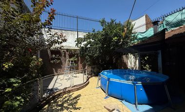Casa cinco ambientes con cochera a la venta en Wilde