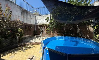 Casa cinco ambientes con cochera a la venta en Wilde