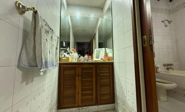 Casa cinco ambientes con cochera a la venta en Wilde