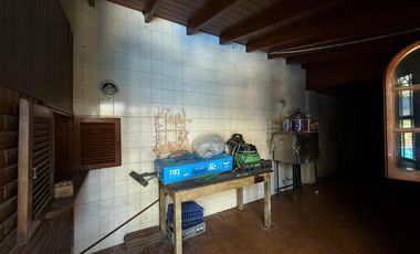 Casa cinco ambientes con cochera a la venta en Wilde