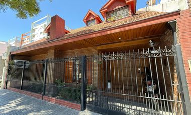 Casa cinco ambientes con cochera a la venta en Wilde