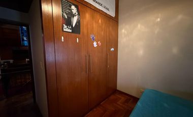 Casa cinco ambientes con cochera a la venta en Wilde