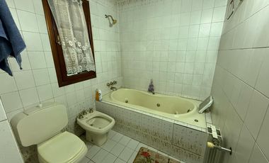 Casa cinco ambientes con cochera a la venta en Wilde