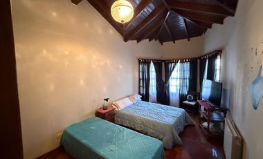 Casa cinco ambientes con cochera a la venta en Wilde