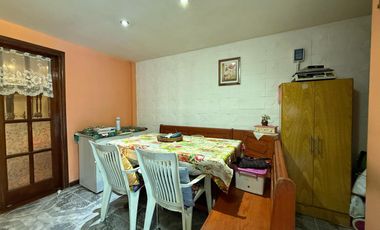Casa cinco ambientes con cochera a la venta en Wilde