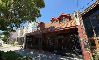 Casa cinco ambientes con cochera a la venta en Wilde