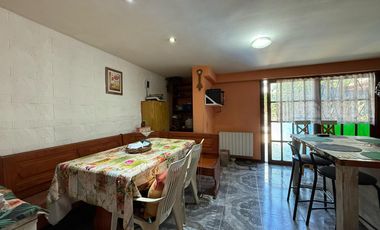 Casa cinco ambientes con cochera a la venta en Wilde