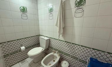 Casa cinco ambientes con cochera a la venta en Wilde