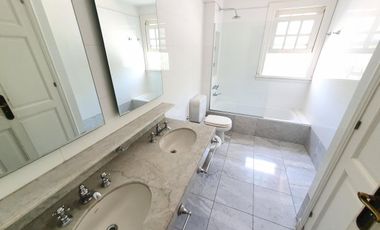 Casa a nuevo! Libertador al Río, calle cortada, 1150 m2 lote 650 m2 cub, 5 Dorm,