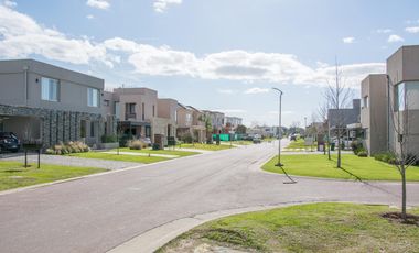 Km 38 de ramal Pilar, excelente acceso,  barrio con amenities