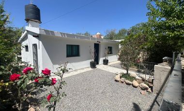 CASA EN SANTA MARIA DE PUNILLA A 200 MT DEL RIO COSQUIN Y 300MTS DE RUTA 38 TERRENO CON HERMOSA VEGETACIÓN SOBRE CALLE ADOQUINADA Ref 1832