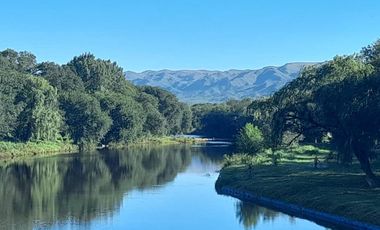 CASA EN SANTA MARIA DE PUNILLA A 200 MT DEL RIO COSQUIN Y 300MTS DE RUTA 38 TERRENO CON HERMOSA VEGETACIÓN SOBRE CALLE ADOQUINADA Ref 1832