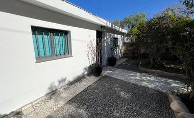 CASA EN SANTA MARIA DE PUNILLA A 200 MT DEL RIO COSQUIN Y 300MTS DE RUTA 38 TERRENO CON HERMOSA VEGETACIÓN SOBRE CALLE ADOQUINADA Ref 1832